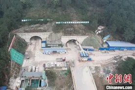 重庆渝武高速公路复线中梁山隧道全幅贯通图片