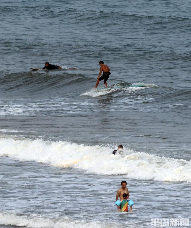 岛城年轻人逐浪享冲浪激情