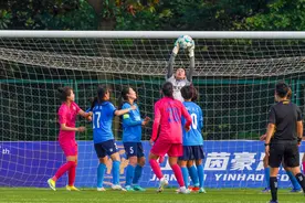 #（体育）足球——女超：江苏无锡队平上海农商银行队图片