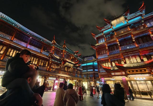 焕彩豫园冬季灯光秀绚丽上演