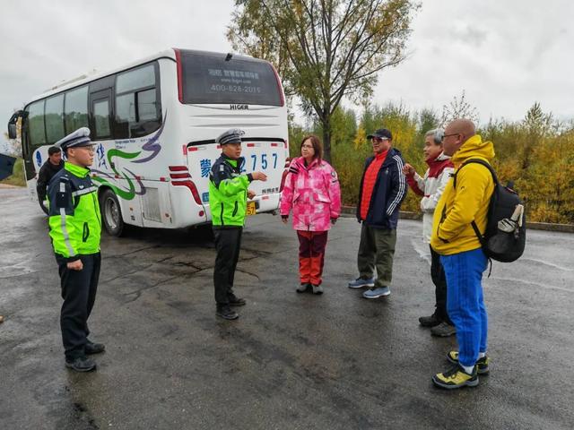 呼中交警暖心提示护航“五花山”美景之旅