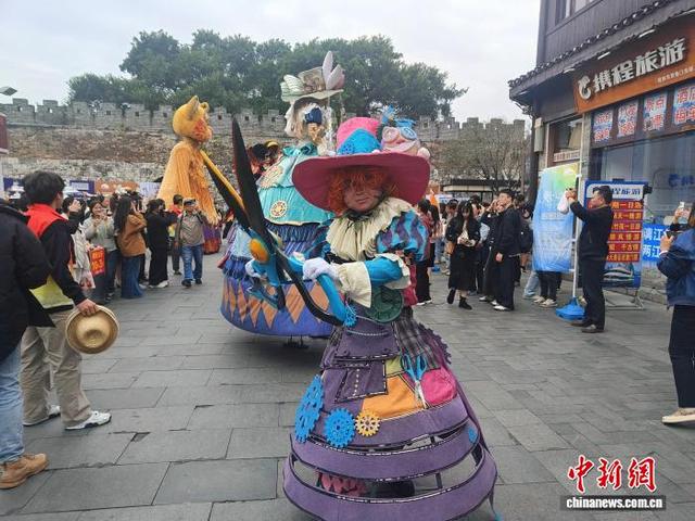 戏剧漫游桂林城  “爱丽丝”带游客赴山水奇幻之约