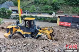 四川雅江：受泥石流影响中断的国道318公路已半幅抢通图片