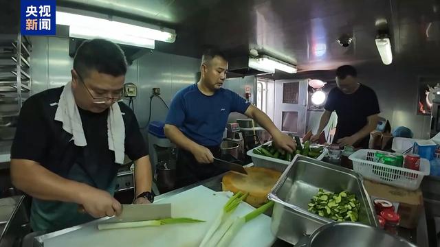 “雪龙”号上首项作业：人力“推飞机”入库