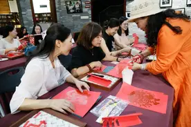 传承文化精髓，东莞长安妇女体验传统剪纸艺术图片