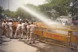 印度民众抗议缺水反遭警察高压水枪驱逐，印网友批：真讽刺！视频封面