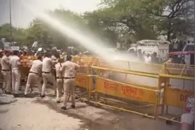 印度民众抗议缺水反遭警察高压水枪驱逐，印网友批：真讽刺！视频封面
