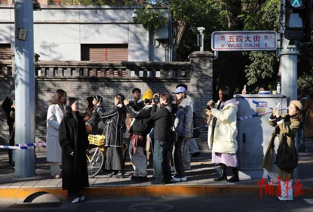 北京：年轻人在五四大街定格“秋天的童话”