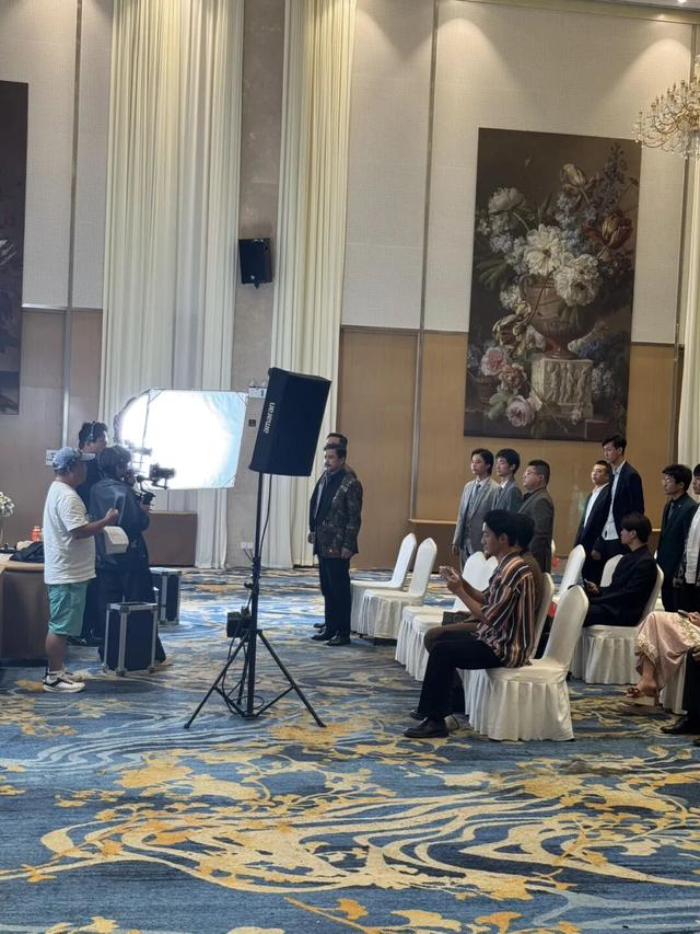 向千亿目标冲刺的微短剧，正上演“双城争霸”