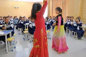 跳起新疆舞，打起手鼓……金华援疆教师联结两地民族情图片