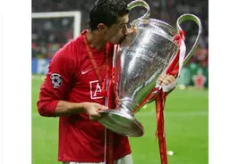 #ValentinesDay😘🏆欧冠晒C罗、梅西亲吻欧冠奖杯照片图片