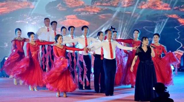 江西德兴：歌舞庆国庆，“铜花”映山城