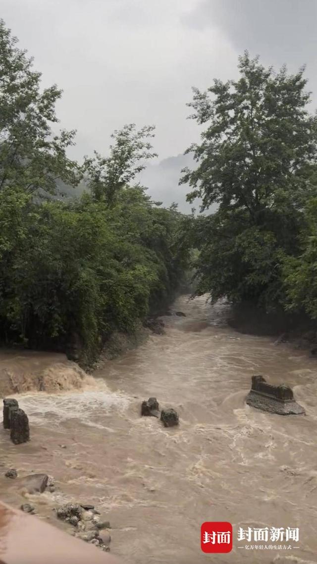 游客遇青城山后山溪水猛涨 景区回应：目前已封闭，暂不确定开放时间