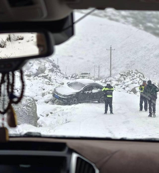 库拉岗日山峰徒步失联女子已找到：在牛棚被发现 牛粪盖在身上取暖 承担部分救援费用