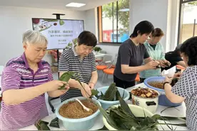 网上大热的艾草门挂，他们自己动手做！图片