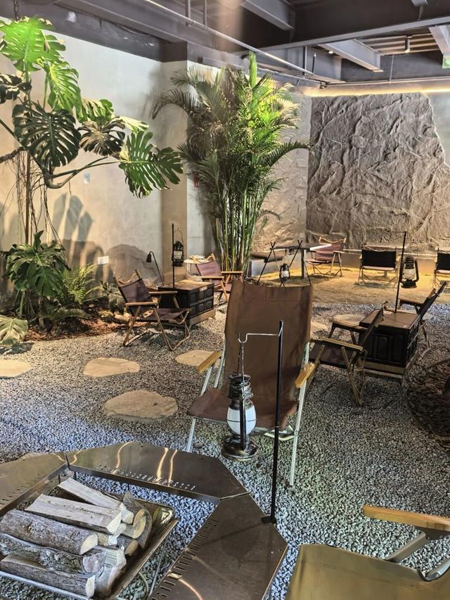 探访沪上银发网红地：这里为何称老人百元一日聚“天花板”