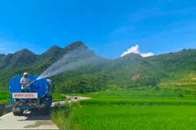 重庆酉阳县：洒水车运水为水稻“解渴”图片
