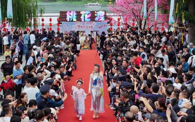 2025世界旅游小姐全球总决赛入城仪式在常德柳叶湖畔举行