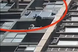 四川一男子与女友吵架，为泄愤从16楼扔下电竞椅！警方：刑拘图片