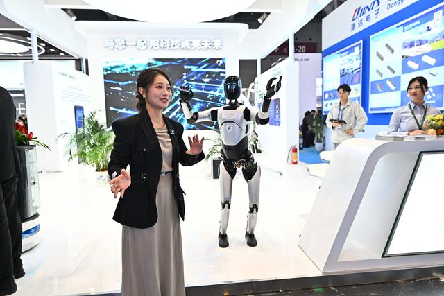 图集｜消费电子新品密集亮相高交会，智能科技与创意设计引全球观众热捧