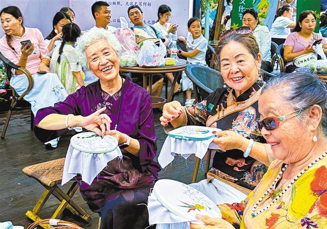 打造多样旅居生活！《经济日报》整版聚焦文山