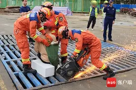 工人腿部被卡下水道 洋浦消防5分钟成功解救图片