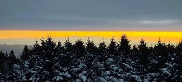 雪岭暮色，一场粉蓝交织的天际幻梦