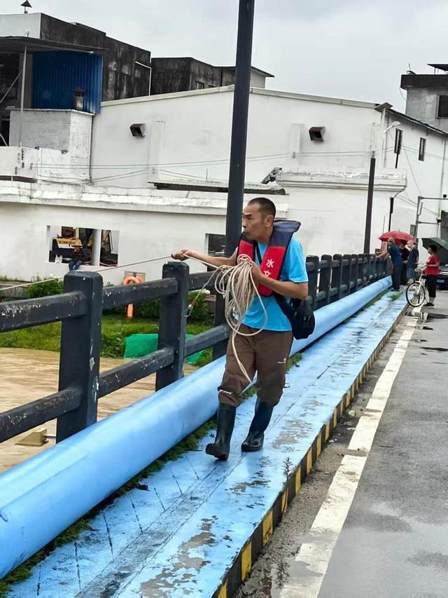 广州水文人暴雨中逆行“把脉洪峰”