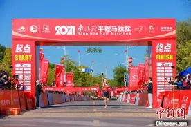 2024南泥湾半程马拉松开赛 6000名跑者共踏生态之旅图片