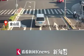 上海街头，这辆私家车突然被十几个人冲上去围住图片