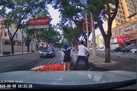 点赞河北｜保定街头这一幕太暖了：大爷三轮车侧翻西红柿散落一地，一群路人跑过来……图片