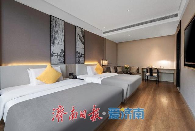 住酒店也能畅游书海？济南这家酒店将图书馆“搬”进来