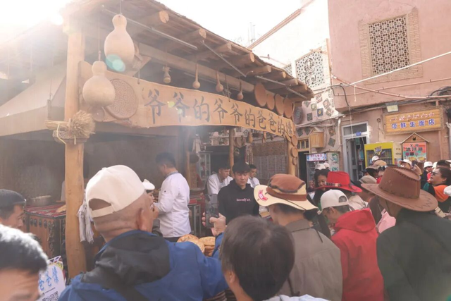 首日25万+游客涌入！喀什凭啥成国庆中秋热门地？