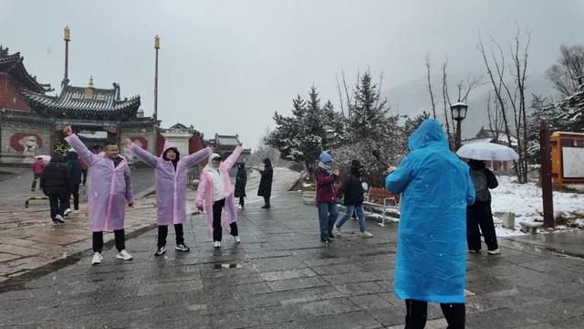 五台山景区飞雪迎“冬”！