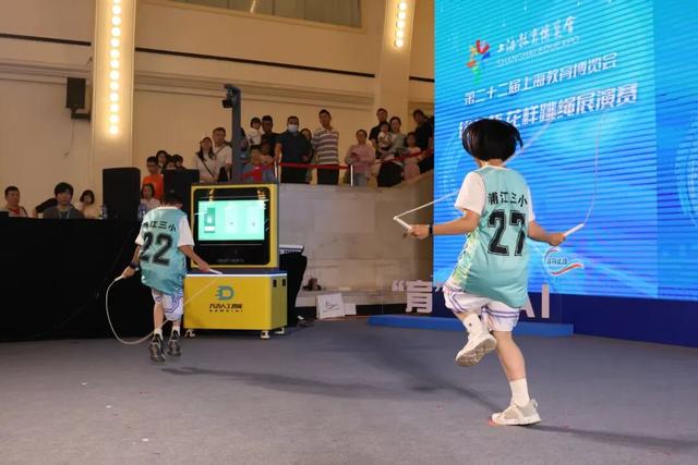 打卡AI守门员、体验科技运动、淘上一本老书……这条街能逛一晚上！