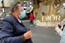 一女子被街拍后要求查看摄影师相机，被拍摄者是否有权要求对方删除？律师解读图片