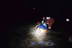 济南：男子夜游身陷河滩  消防两小时紧急营救脱困图片