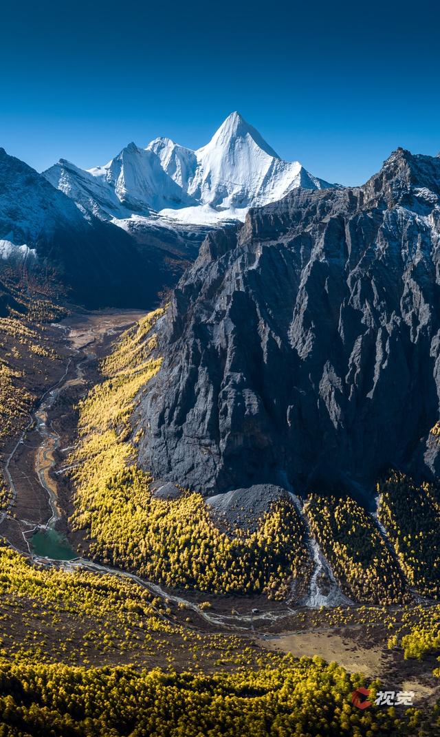 C视觉·C位追山⑨丨每一张都是手机屏保 隔屏仰望亚丁三大雪山