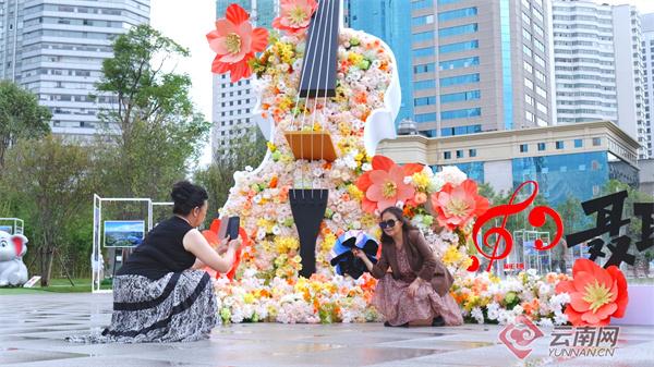 昆明东风广场现创意打卡点 市民沉浸“花乐”时光