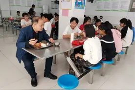 校长陪餐 督学督导 严把校园“进口”关图片