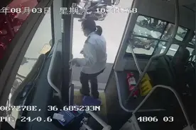 老人骑车路口摔倒，公交司机热心帮扶图片