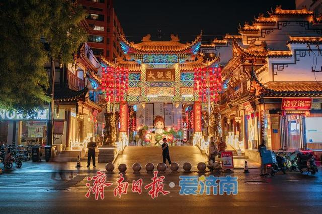 一年四季 泉在济南丨济南大观园：华灯初上，古韵新辉共交融