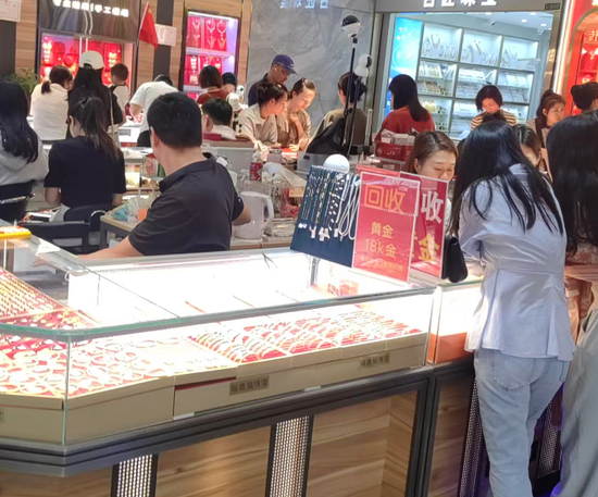 实探深圳水贝市场：商家不敢加仓压货