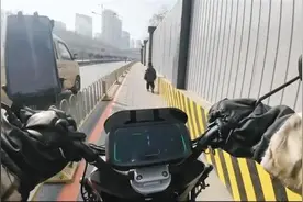 外卖小哥工作途中帮小朋友找妈妈，送单超时却说“很安心”！后续来了图片