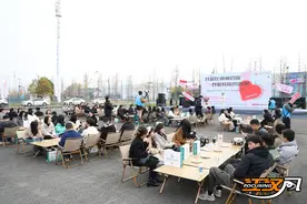 荆州百名青年人才共赴寻爱之旅  5对单身男女现场牵手图片