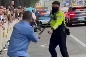男子身着疑似辅警制服与东莞铁骑对峙，官方回应：非警务辅助人员图片