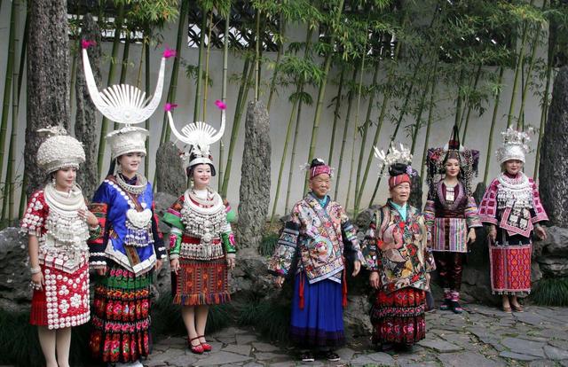 江苏苏州：贵州游客穿民族服饰游怡园，成为靓丽风景线
