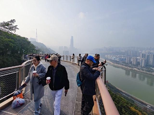 冬日暖阳上线！市民鹅岭栈桥“追光”