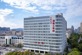 湘雅三医院9名医生联合举报科主任，湖南卫健委：所反映情况大部分不属实视频封面