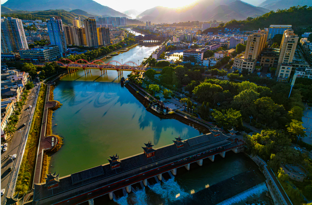 云新闻·滇地宝藏②丨云卷云舒处，云南这座“云端小城”藏着秋日惊喜